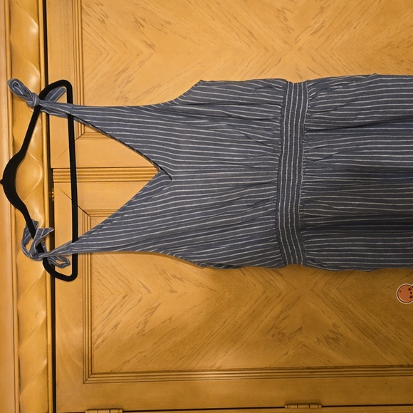 A new day size XXL cropped jumpsuit. Blue and white pinstripes with tied shoulde - Picture 4 of 11
